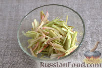 Фото приготовления рецепта: Салат с ревенем и яблоком - шаг №3