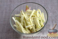 Фото приготовления рецепта: Салат с ревенем и яблоком - шаг №4