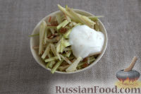 Фото приготовления рецепта: Салат с ревенем и яблоком - шаг №8