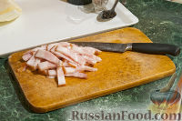 Фото приготовления рецепта: Штрудель с капустой и копченой грудинкой - шаг №7