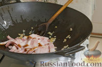 Фото приготовления рецепта: Штрудель с капустой и копченой грудинкой - шаг №8