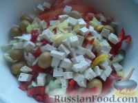 Фото приготовления рецепта: Овощной салат "В греческом стиле" - шаг №7