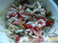 Фото приготовления рецепта: Овощной салат "В греческом стиле" - шаг №9