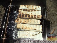 Фото приготовления рецепта: Лаваш с сыром и зеленью, запеченный на мангале - шаг №5
