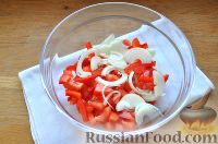 Фото приготовления рецепта: Салат из жареных шампиньонов с консервированным горошком и яйцами - шаг №4