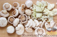 Фото приготовления рецепта: Салат с курицей, грибами и ананасами - шаг №2