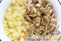 Фото приготовления рецепта: Салат с курицей, грибами и ананасами - шаг №4
