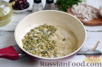 Фото приготовления рецепта: Хрустящий салат с грушей и гранатом - шаг №6