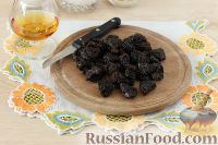 Фото приготовления рецепта: Сметанное желе с медом и черносливом - шаг №2