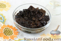 Фото приготовления рецепта: Сметанное желе с медом и черносливом - шаг №3