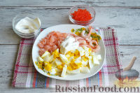 Фото приготовления рецепта: Салат "По-царски" с семгой и креветками - шаг №6