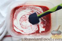 Фото приготовления рецепта: Клубничное мороженое из сметаны - шаг №5
