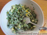 Фото приготовления рецепта: Салат с крапивой и зеленым луком - шаг №6
