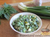 Фото приготовления рецепта: Салат с крапивой и зеленым луком - шаг №7