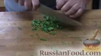 Фото приготовления рецепта: Салат со свёклой, капустой и шпротами - шаг №2