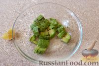 Фото приготовления рецепта: Салат с авокадо, помидорами и морепродуктами - шаг №2