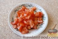 Фото приготовления рецепта: Салат с авокадо, помидорами и морепродуктами - шаг №3