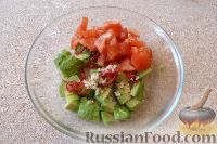 Фото приготовления рецепта: Салат с авокадо, помидорами и морепродуктами - шаг №5