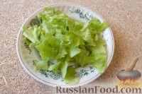 Фото приготовления рецепта: Салат с авокадо, помидорами и морепродуктами - шаг №7