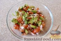 Фото приготовления рецепта: Салат с авокадо, помидорами и морепродуктами - шаг №6