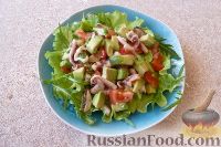 Фото приготовления рецепта: Салат с авокадо, помидорами и морепродуктами - шаг №9