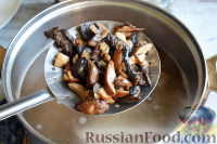 Фото приготовления рецепта: Суп с белыми грибами и сливками - шаг №17