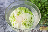 Фото приготовления рецепта: Конвертики из молодой капусты с сыром - шаг №2