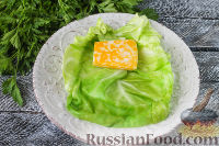 Фото приготовления рецепта: Конвертики из молодой капусты с сыром - шаг №4