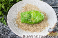 Фото приготовления рецепта: Конвертики из молодой капусты с сыром - шаг №7