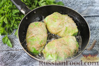 Фото приготовления рецепта: Конвертики из молодой капусты с сыром - шаг №8