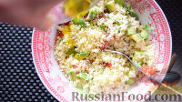 Фото приготовления рецепта: Весенний салат с авокадо и кускусом - шаг №4