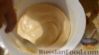 Фото приготовления рецепта: Бисквитный рулет с белково-масляным кремом - шаг №2