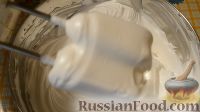 Фото приготовления рецепта: Бисквитный рулет с белково-масляным кремом - шаг №6