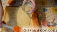 Фото приготовления рецепта: Бисквитный рулет с белково-масляным кремом - шаг №8