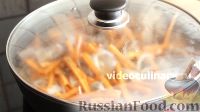 Фото приготовления рецепта: Баранина, тушенная с луком и морковью - шаг №7