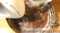 Фото приготовления рецепта: Бисквит «Шоколад на кипятке» со сметанным кремом - шаг №4