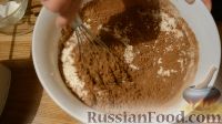 Фото приготовления рецепта: Шоколадные кексы с вишней - шаг №5