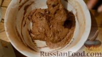 Фото приготовления рецепта: Шоколадные кексы с вишней - шаг №6