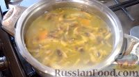 Фото приготовления рецепта: Сырный суп с грибами - шаг №9