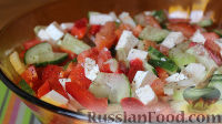 Фото к рецепту: Овощной салат с сыром фета и сельдереем