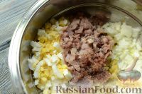 Фото приготовления рецепта: Канапе с салатом из сельди - шаг №4