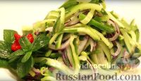 Фото к рецепту: Пикантный салат из огурцов