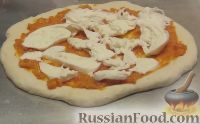 Фото приготовления рецепта: Итальянская пицца с сыром - шаг №15