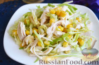 Фото к рецепту: Салат из молодой капусты, кукурузы и куриного филе