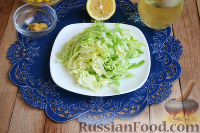 Фото приготовления рецепта: Салат из молодой капусты, кукурузы и куриного филе - шаг №3