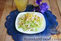 Фото приготовления рецепта: Салат из молодой капусты, кукурузы и куриного филе - шаг №8