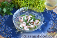 Фото приготовления рецепта: Салат с креветками и помидорами - шаг №7