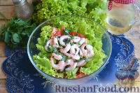 Фото приготовления рецепта: Салат с креветками и помидорами - шаг №9