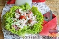 Фото к рецепту: Салат с креветками, помидорами и крабовыми палочками