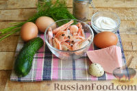 Фото приготовления рецепта: Салат с креветками, колбасой и огурцом - шаг №1